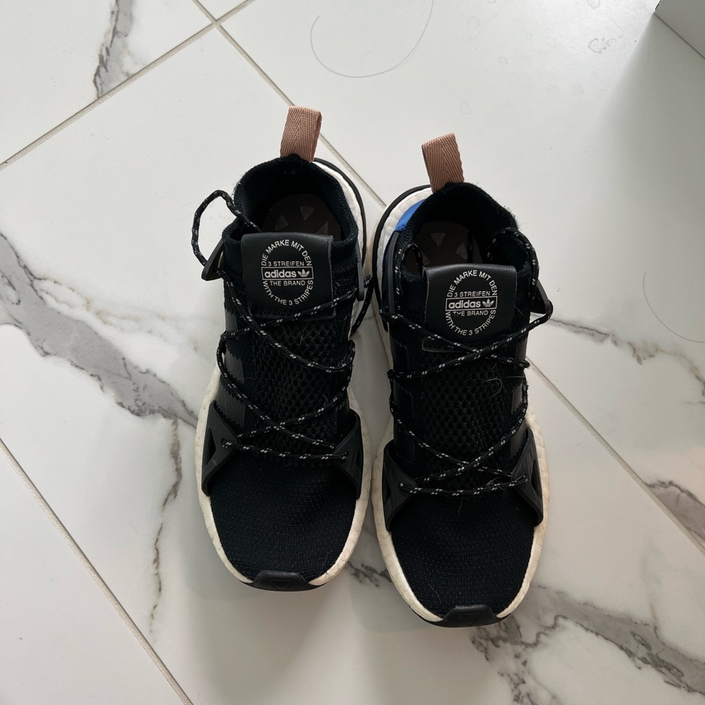 Adidas sneaker size 8 looks very chic